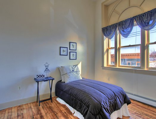 Hill Cafe Apartments bedroom